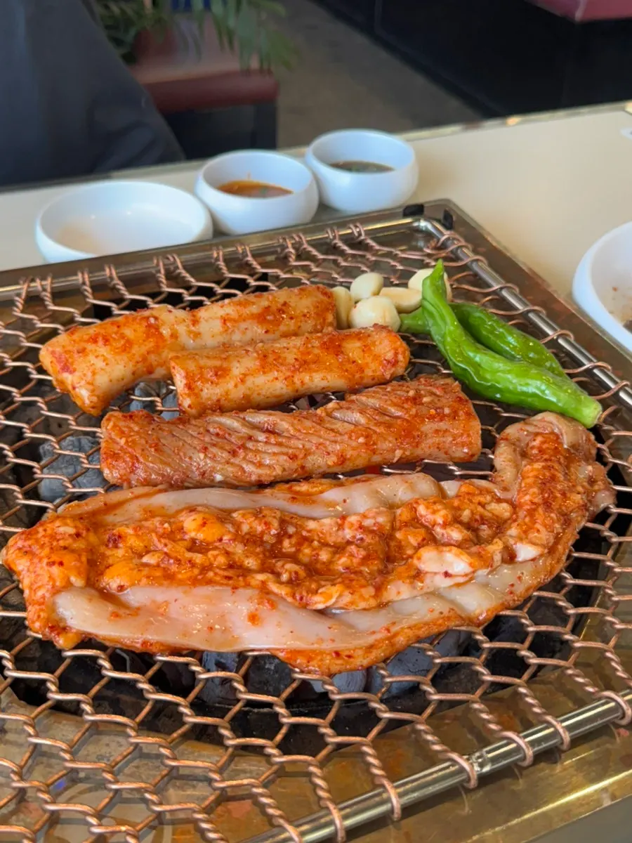 직원분이 숯불에 대창을 구워주는 그릴링 서비스