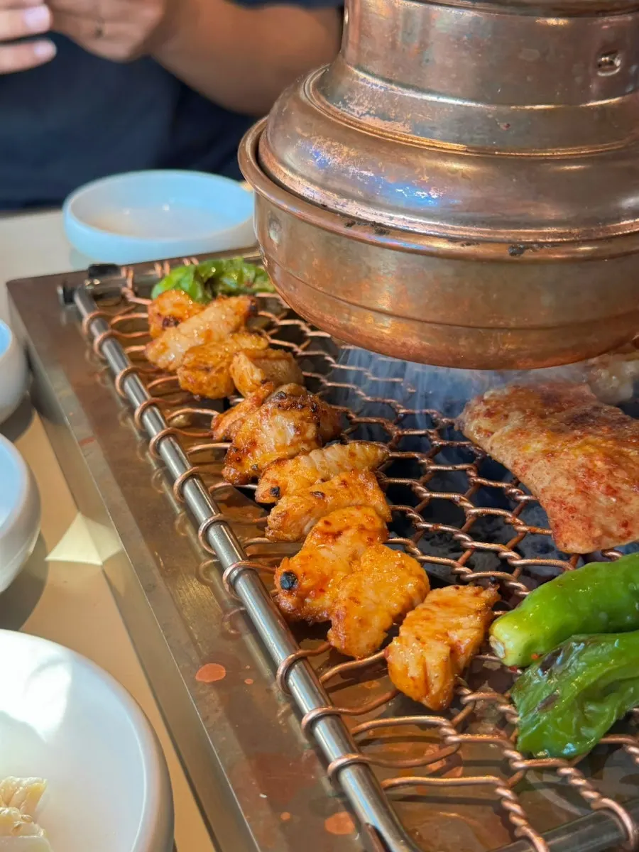 숯불 위에서 양념 묻혀 구워지는 곱창 구이