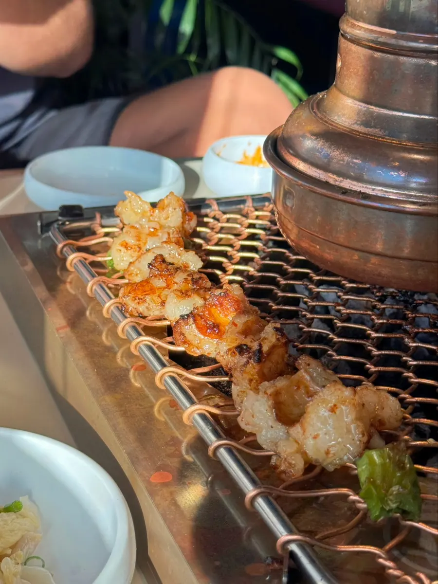 김와사비와 묵은지를 올려 먹는 특양 한 점