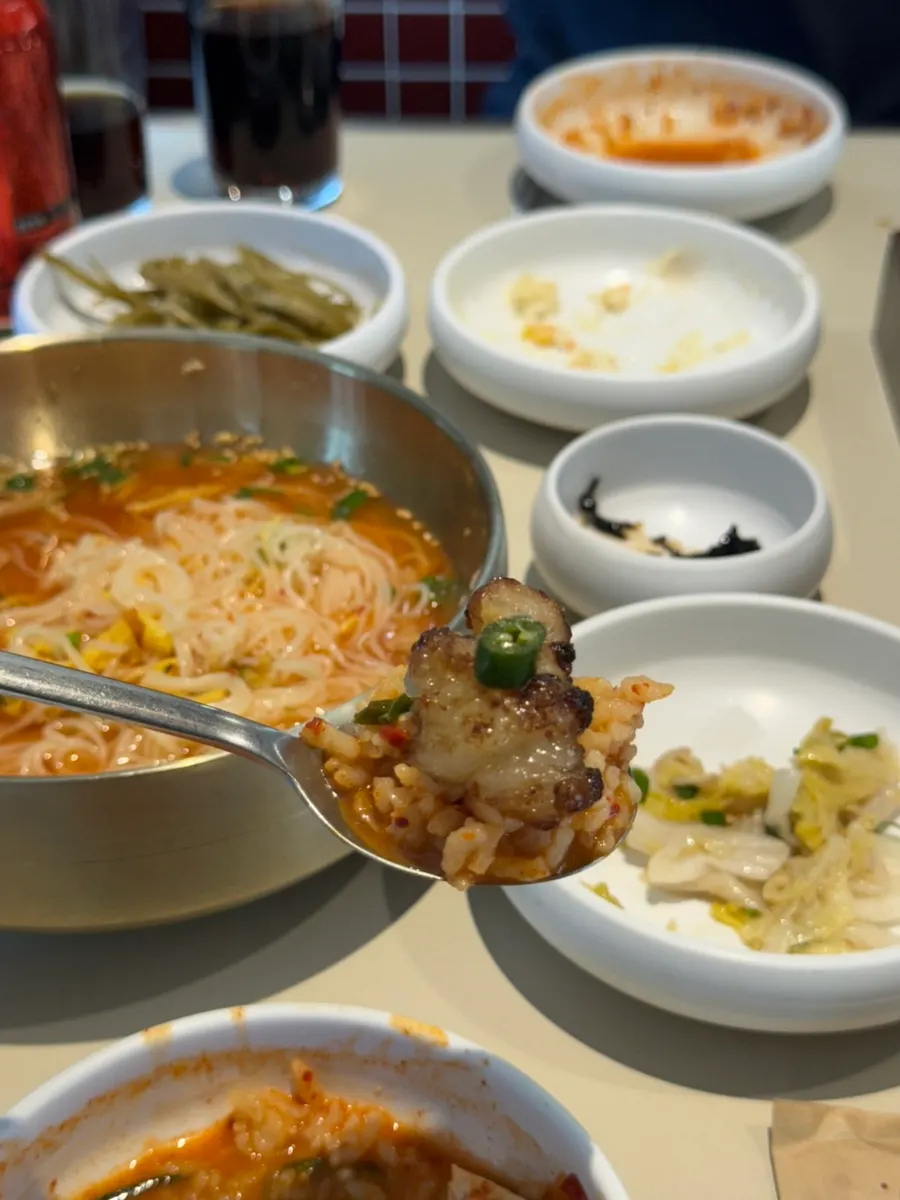 된장술밥 위에 대창을 올린 조합