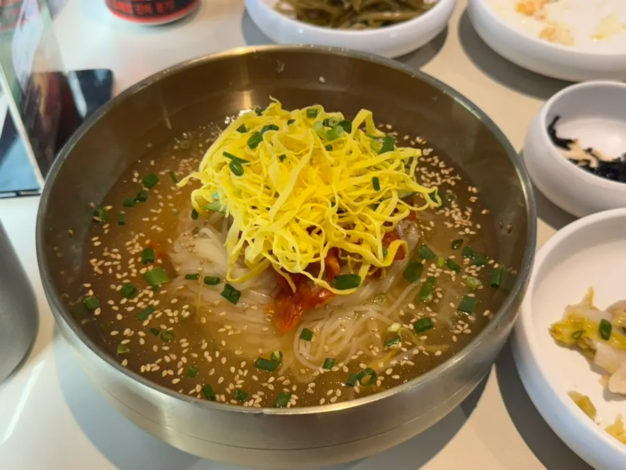 계란 지단과 김치가 올라간 김치말이국수