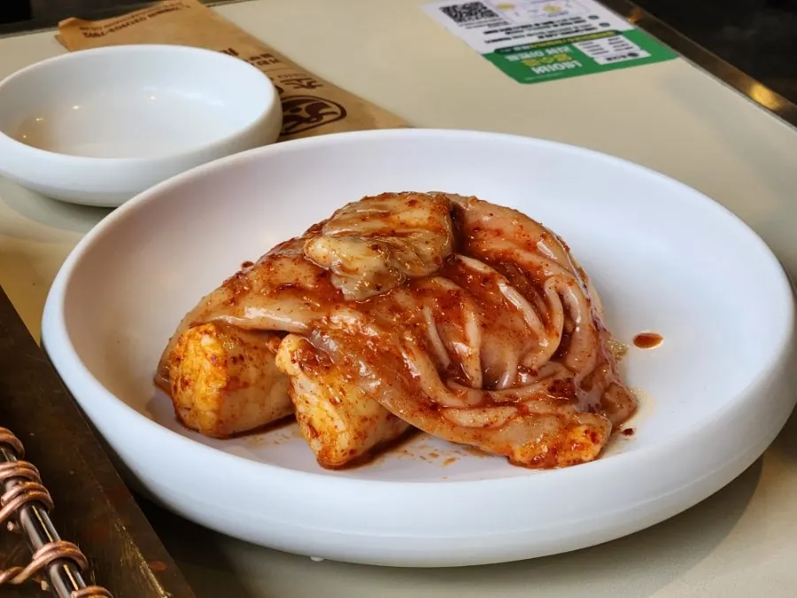 식탁보가 깔린 초대창 백석점 테이블