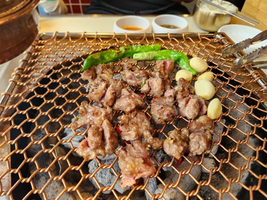 숯불에 올려 구워지는 고기