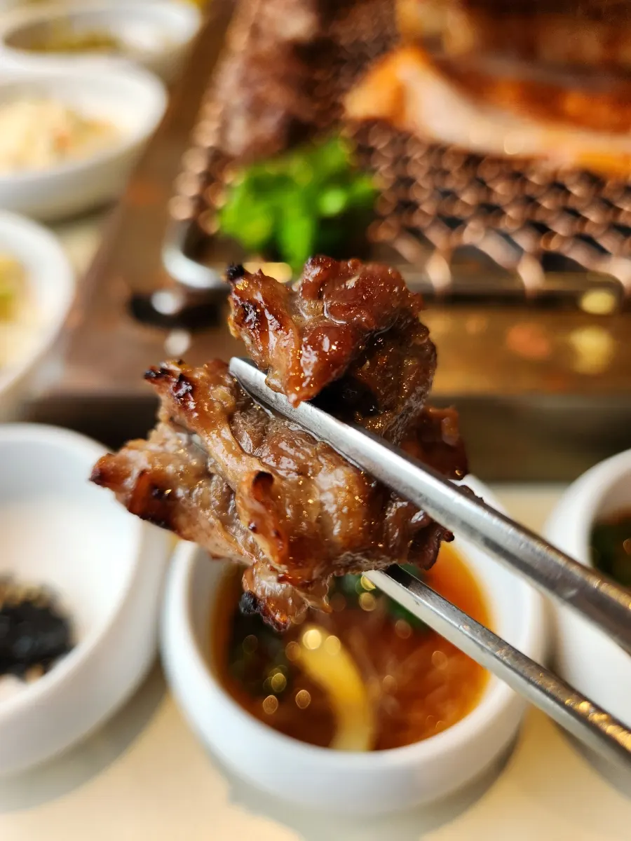 간장 양념 갈비살 구이 접시