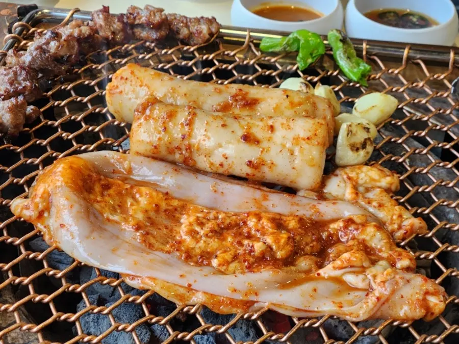 구워진 고추와 마늘을 곁들인 갈비살