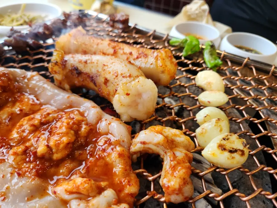 빨간 양념 대창과 막창 숯불 구이