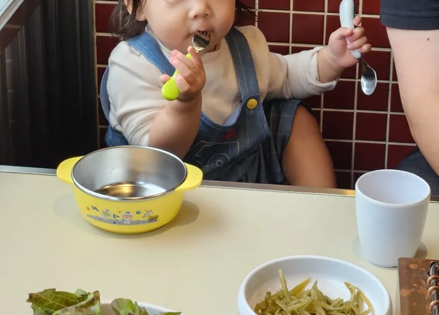 유아 의자와 아이 식기가 놓인 좌석