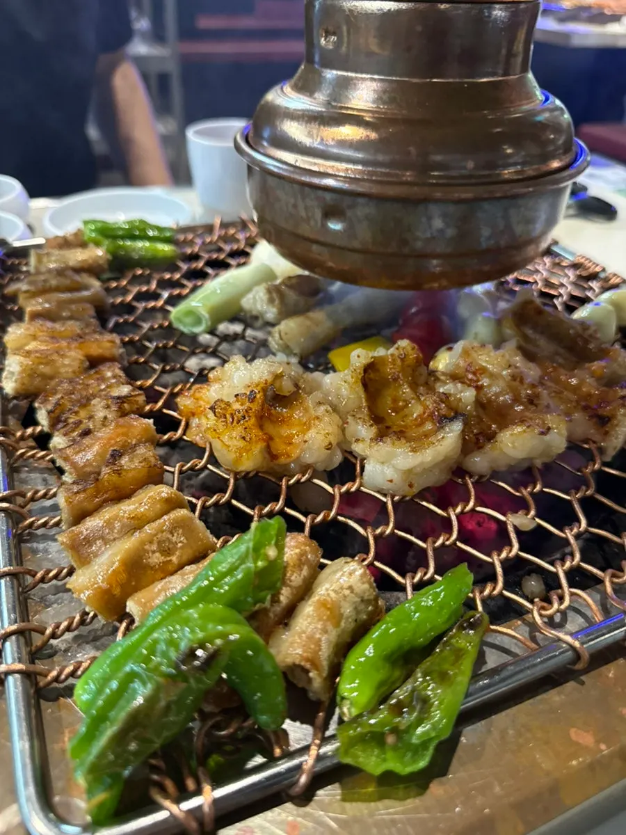 Close-up of the grill pan at Chodaechang Baekseok Branch
