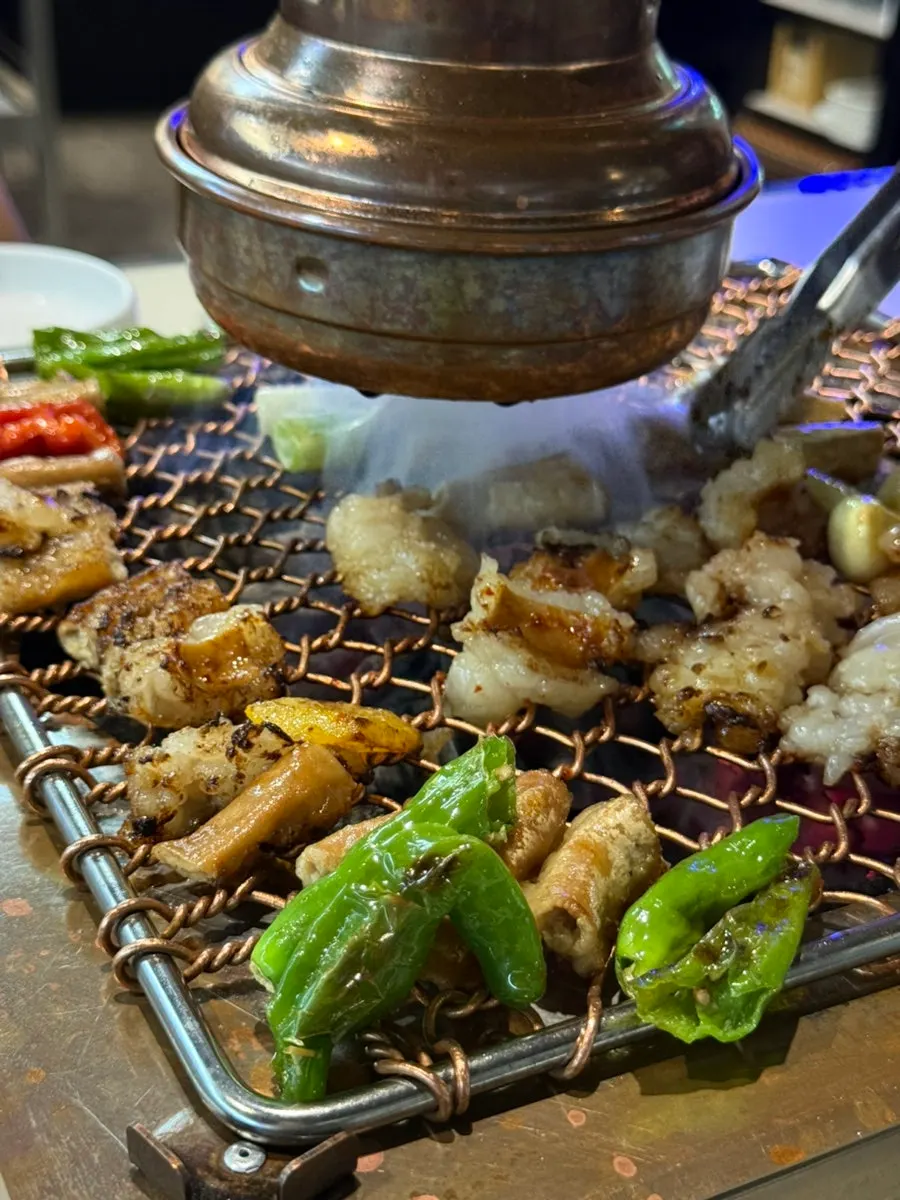 A full pan of fully cooked gopchang and daechang at Chodaechang