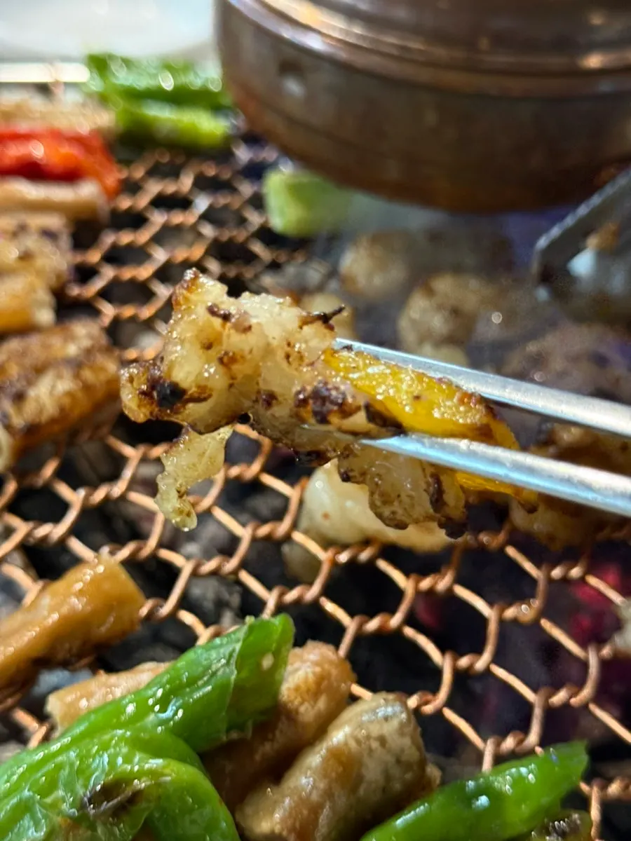 Daechang eaten together with vegetables