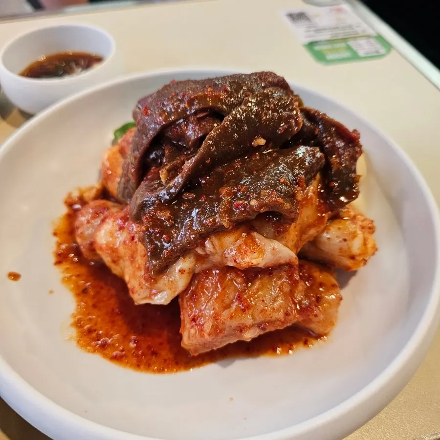 불판에서 익어가는 대창과 곱창