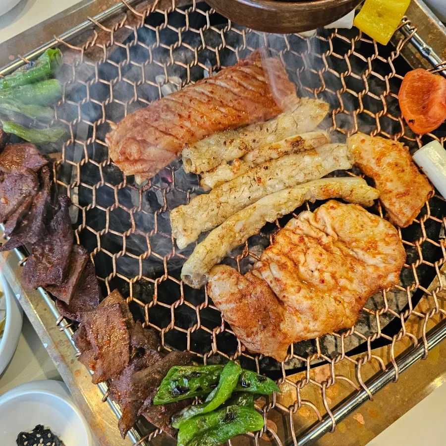 노릇하게 구워진 한우 곱창과 특양