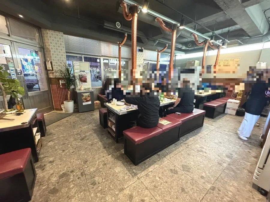 벽돌색 레트로 인테리어의 초대창 백석점 내부