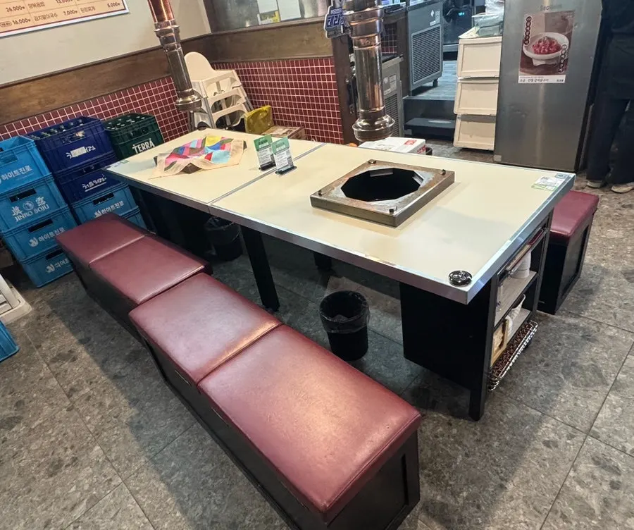 초대창 백석점 넓은 홀 테이블 자리