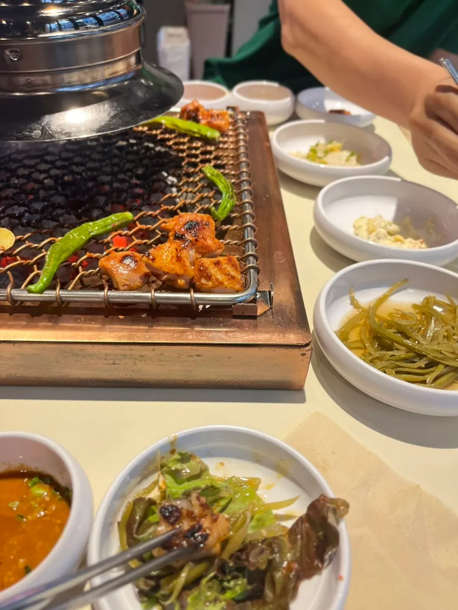 Teukyang with side dishes