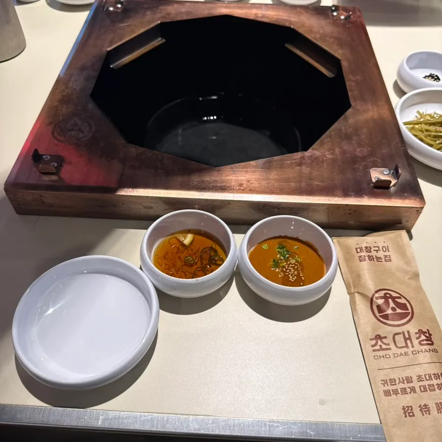 Basic side dishes served with gopchang and daechang