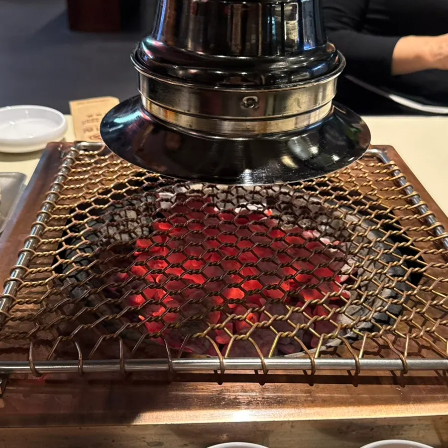 Gopchang and daechang grilling on the plate