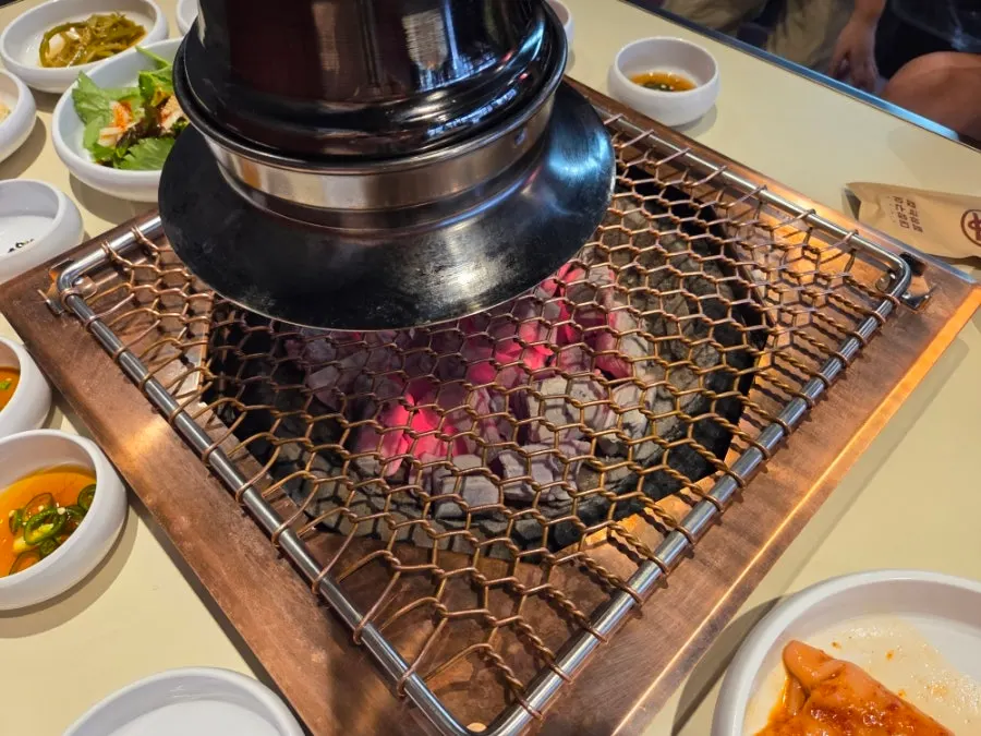 참숯 불판에 올라간 고기