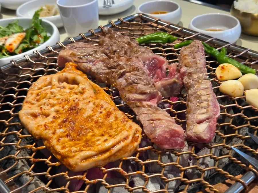 직원이 한꺼번에 올려 굽는 갈비살과 막창