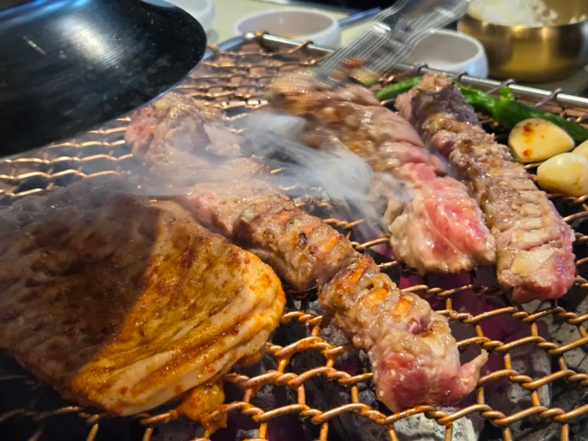 숯불에서 익어가는 막창과 갈비살