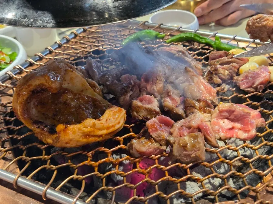 먹기 좋게 잘라 구운 갈비살