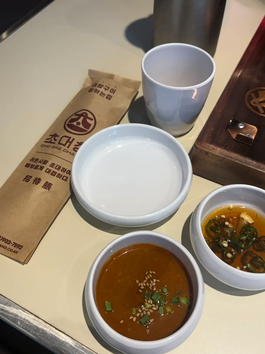 상추겉절이와 장아찌 등 밑반찬 상차림