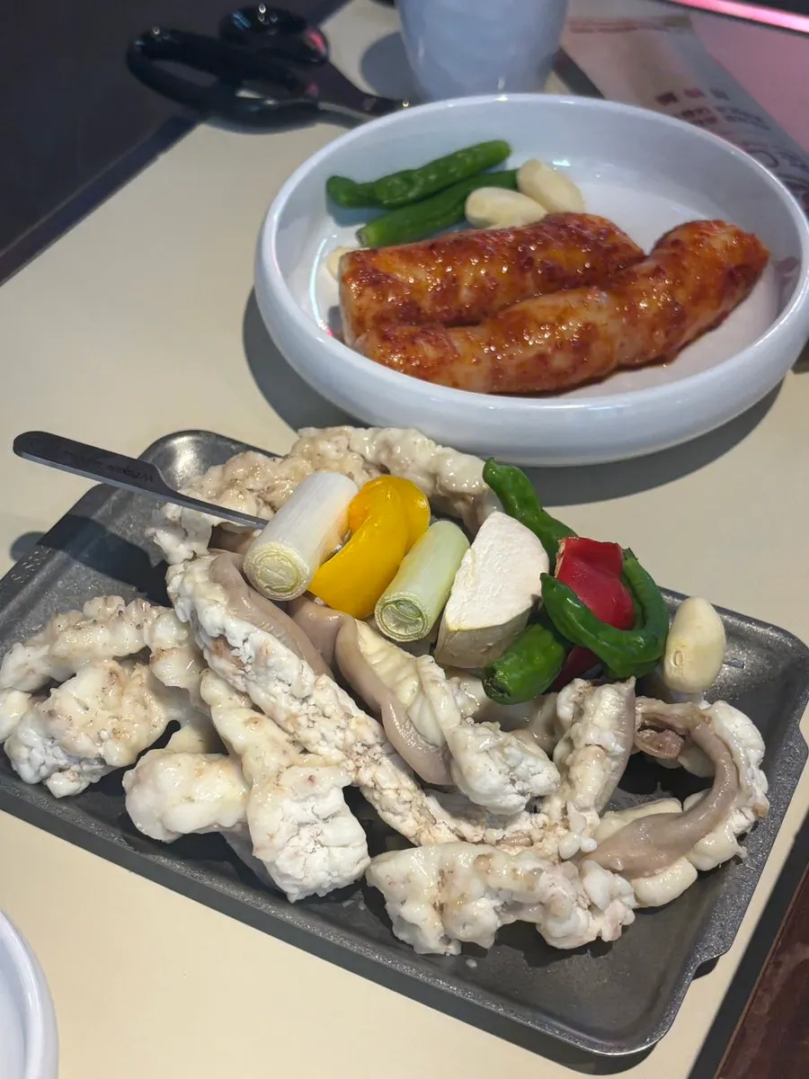 생 대창구이와 한우곱창구이 상차림