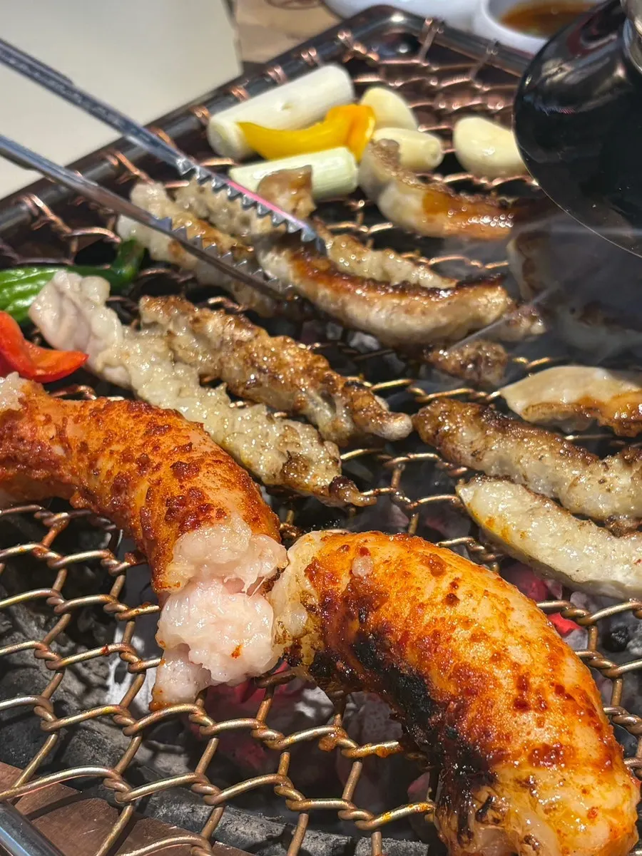 직원이 구워주는 대창 구이 장면
