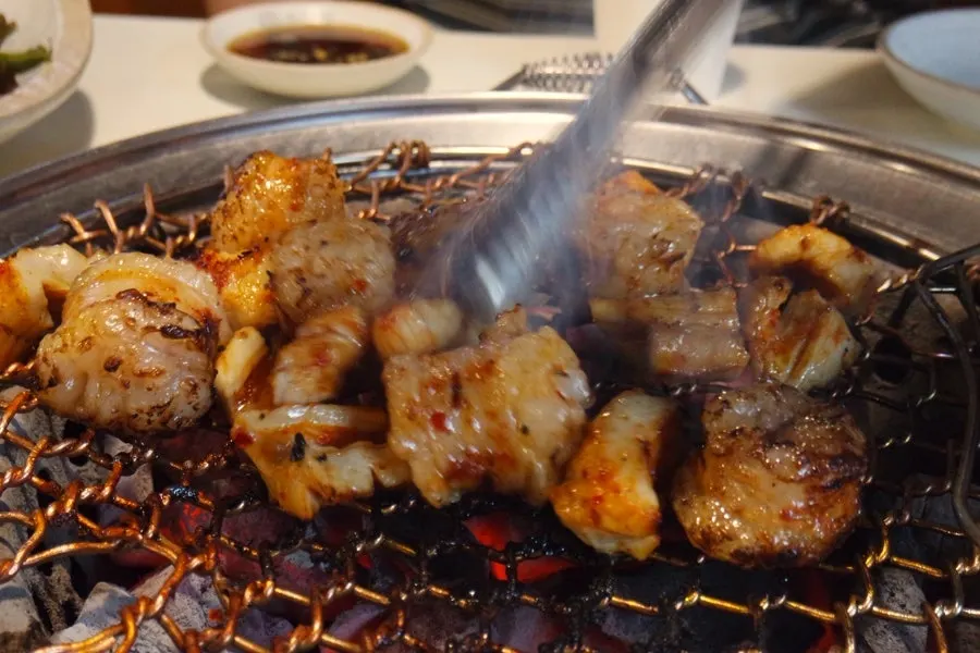 먹기 좋게 잘린 대창과 특양