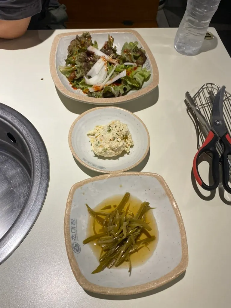 세팅된 숯불과 기본 반찬