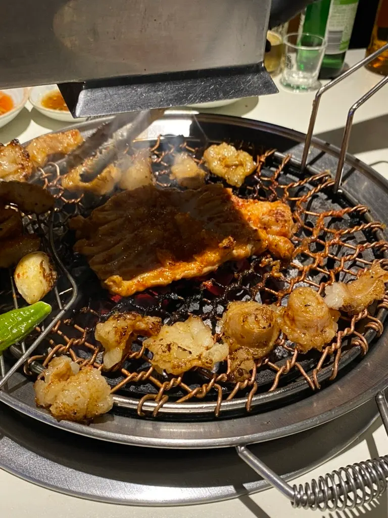 잘라놓은 숯불 대창 클로즈업