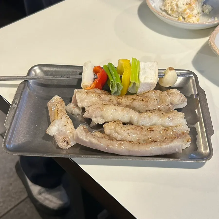 숯불에 함께 올린 한우곱창과 대창