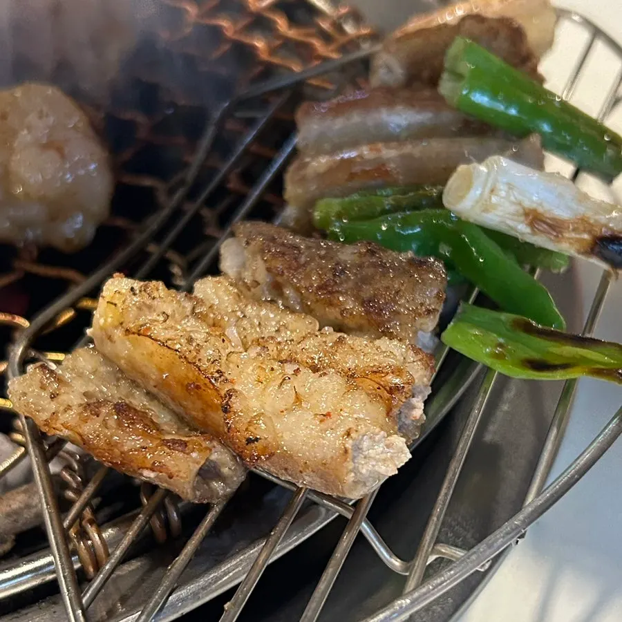 익은 곱창을 불판 사이드로 빼놓은 모습