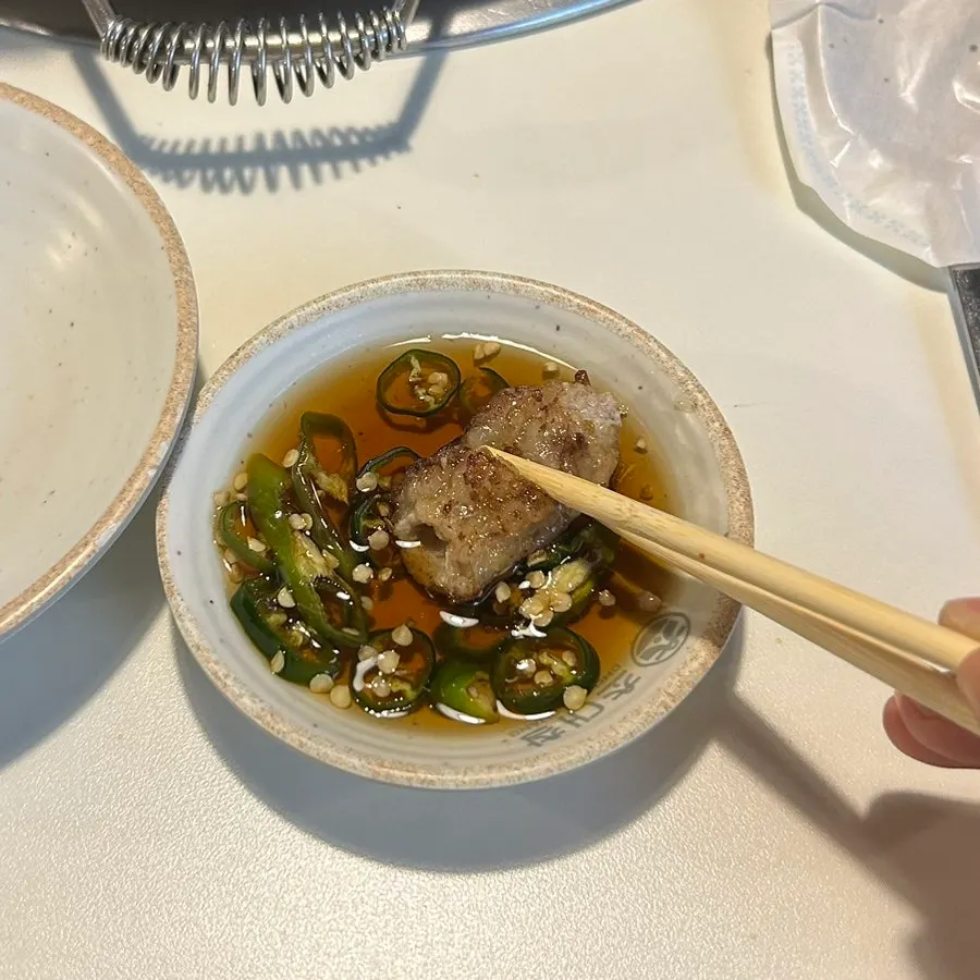 간장소스에 찍은 한우곱창 한 점