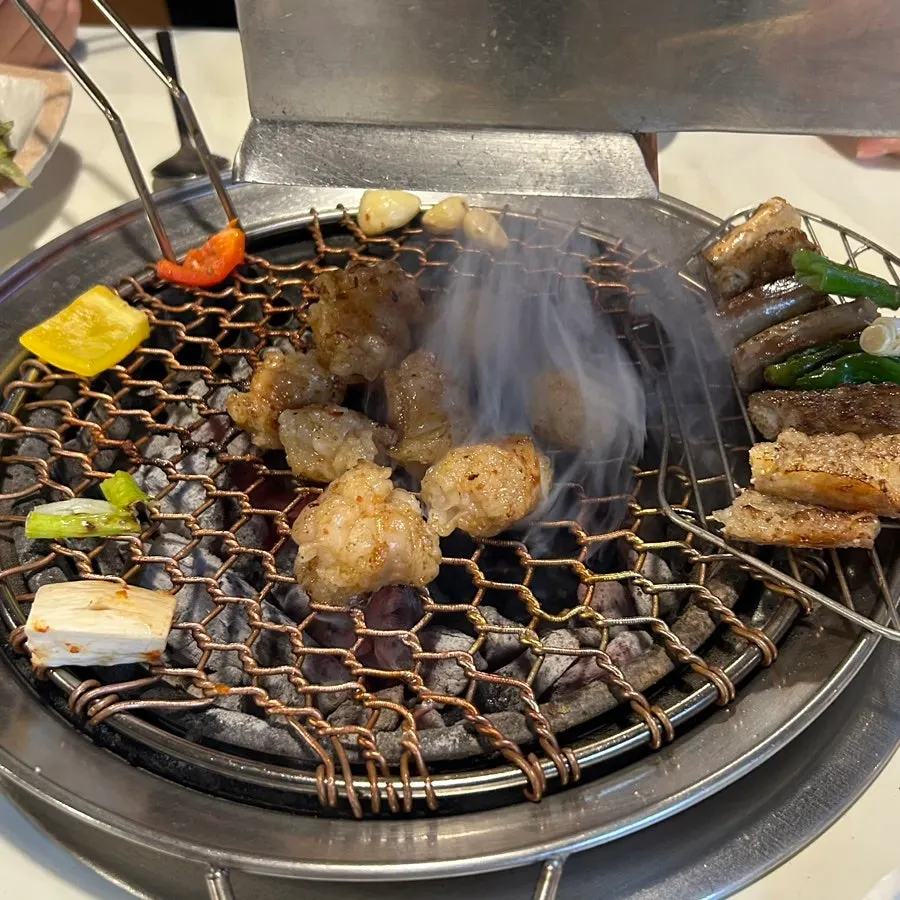 숯불에서 익어가는 한우대창