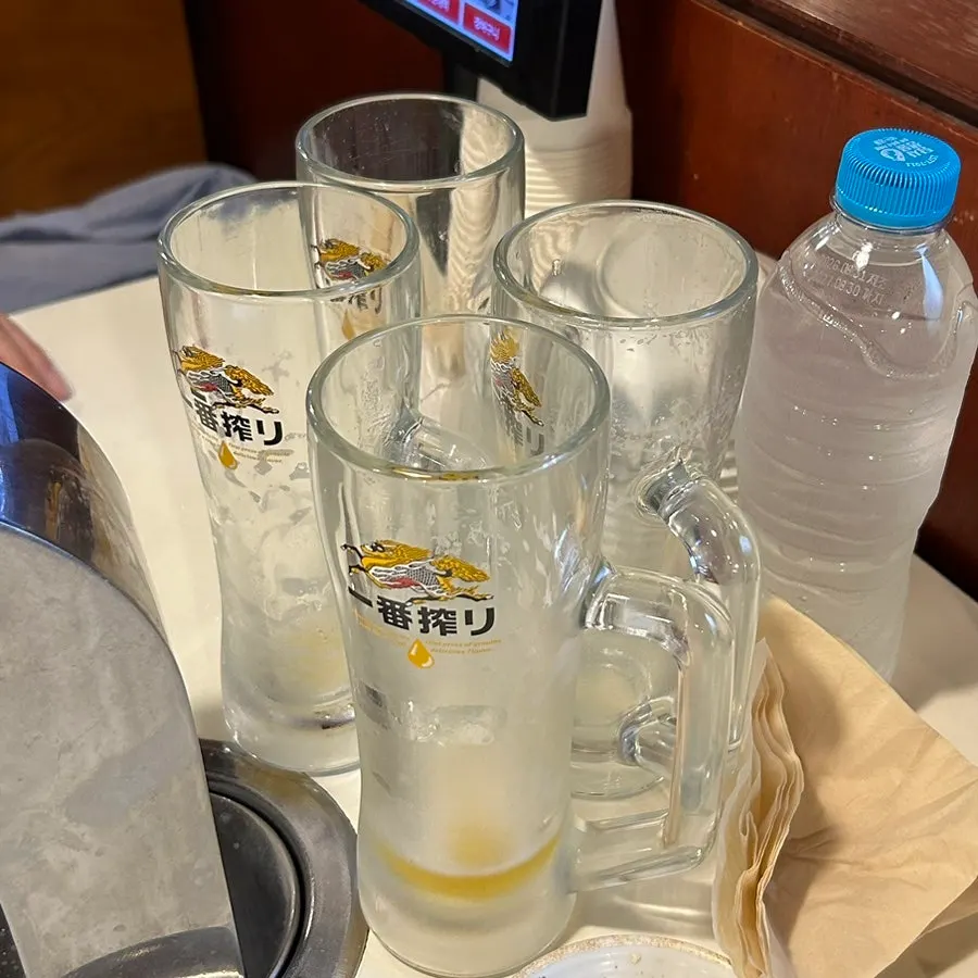 비워낸 기린 생맥주 빈 잔 네 개
