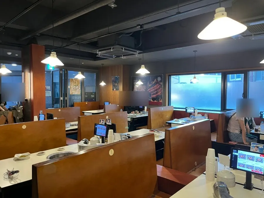 숯불구이 테이블이 놓인 매장 좌석
