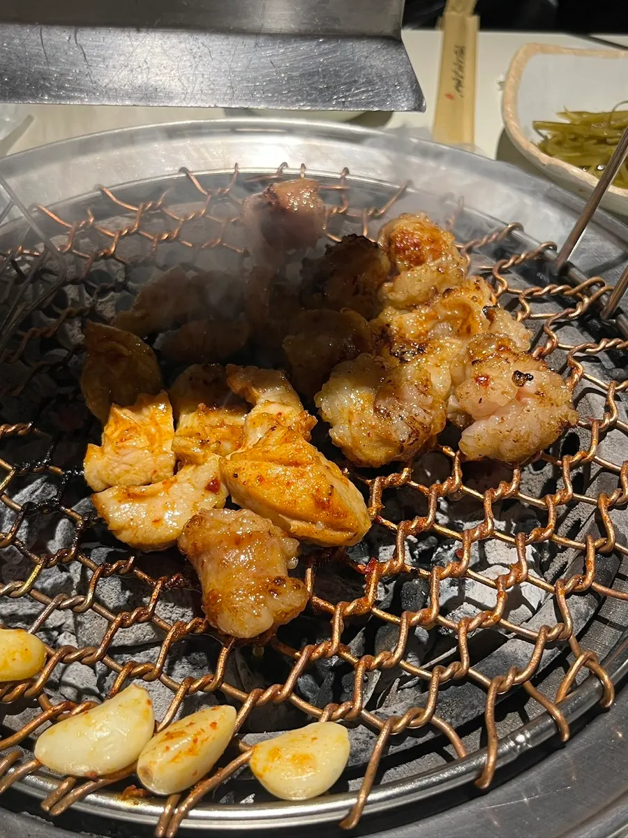 숯불 위에서 익고 있는 특양