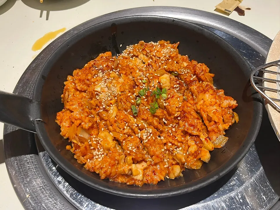 참기름 김과 함께 나온 양 볶음밥
