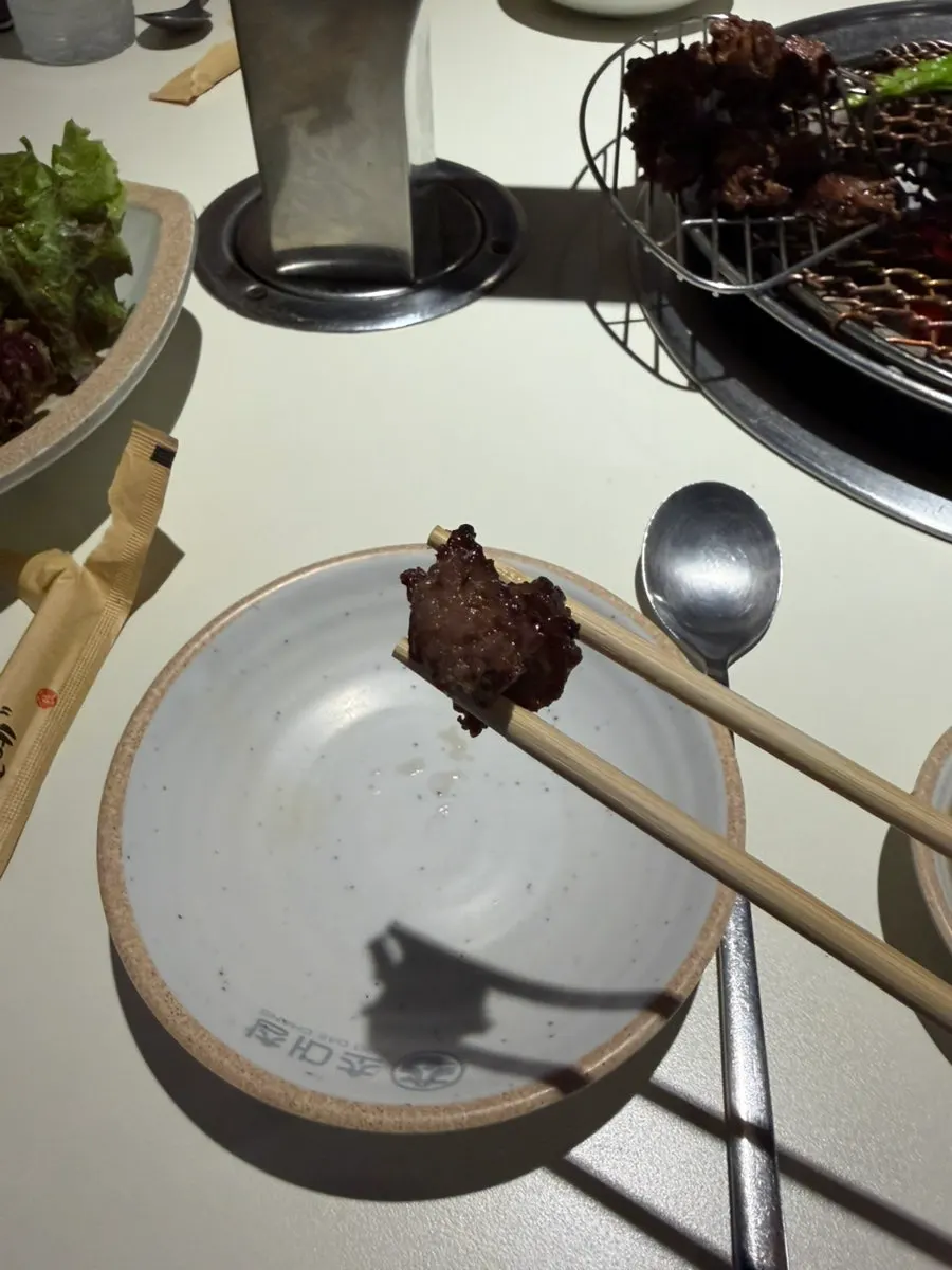 직원이 숯불에 직접 구워준 소갈비구이