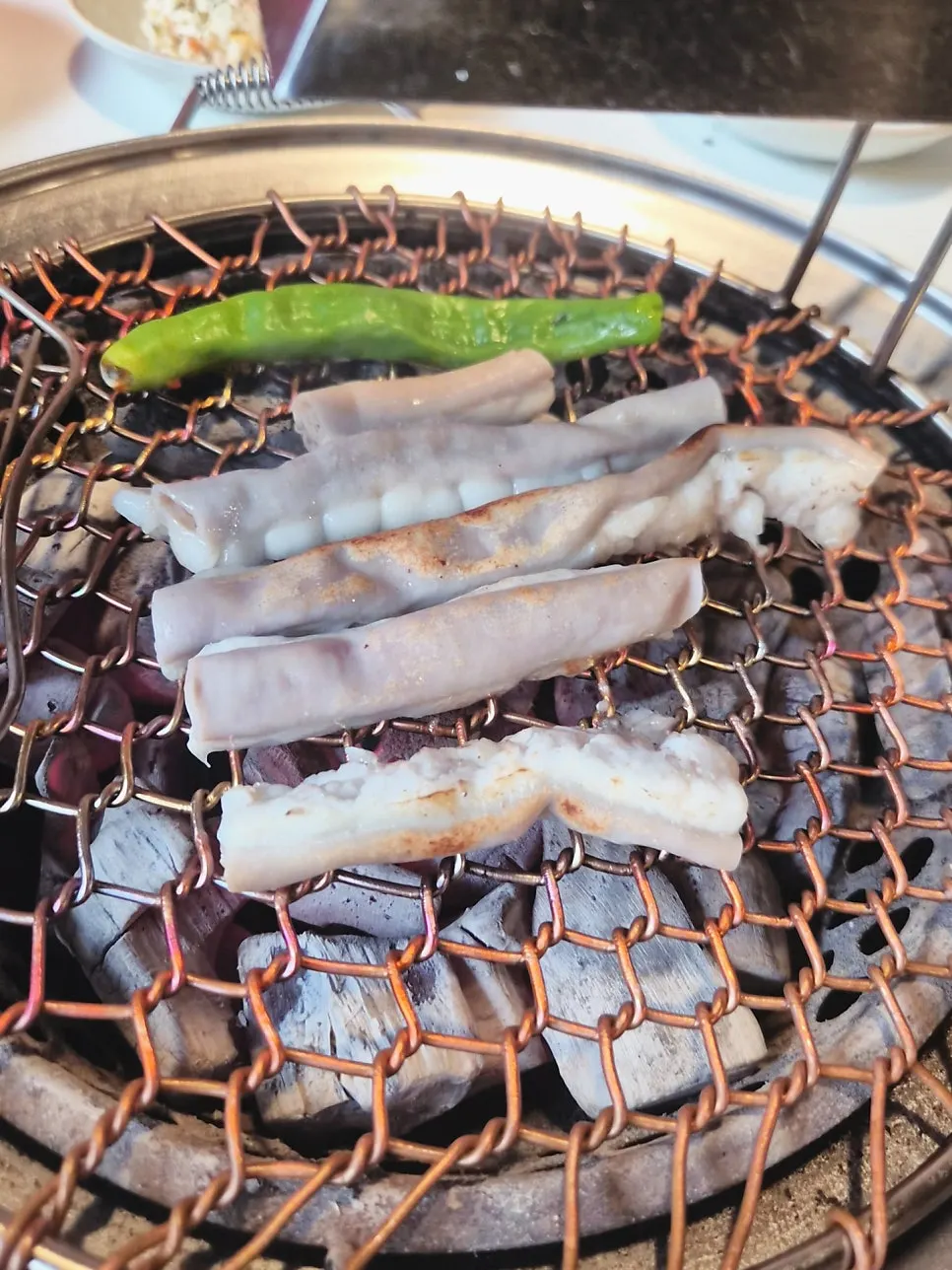 테이블에 준비된 숯불 화로