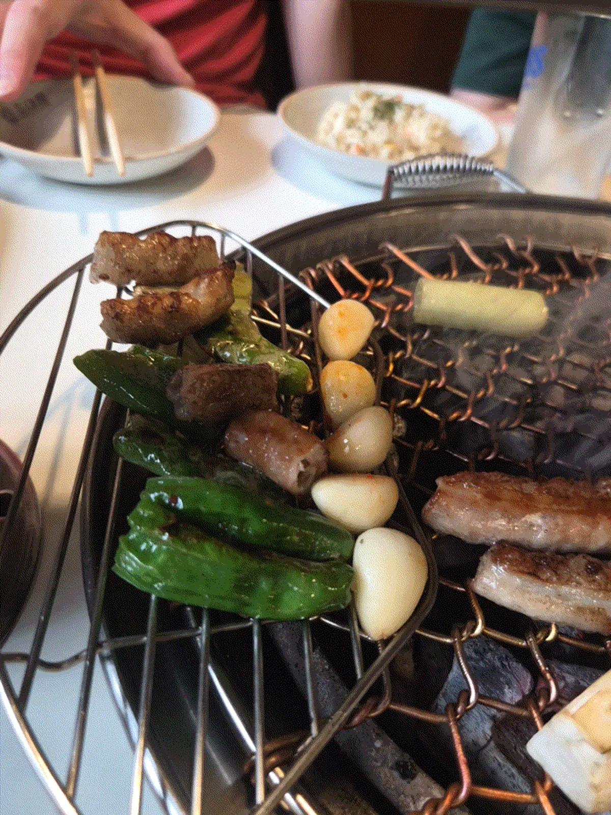 노릇하게 구워지는 곱창과 구운 채소