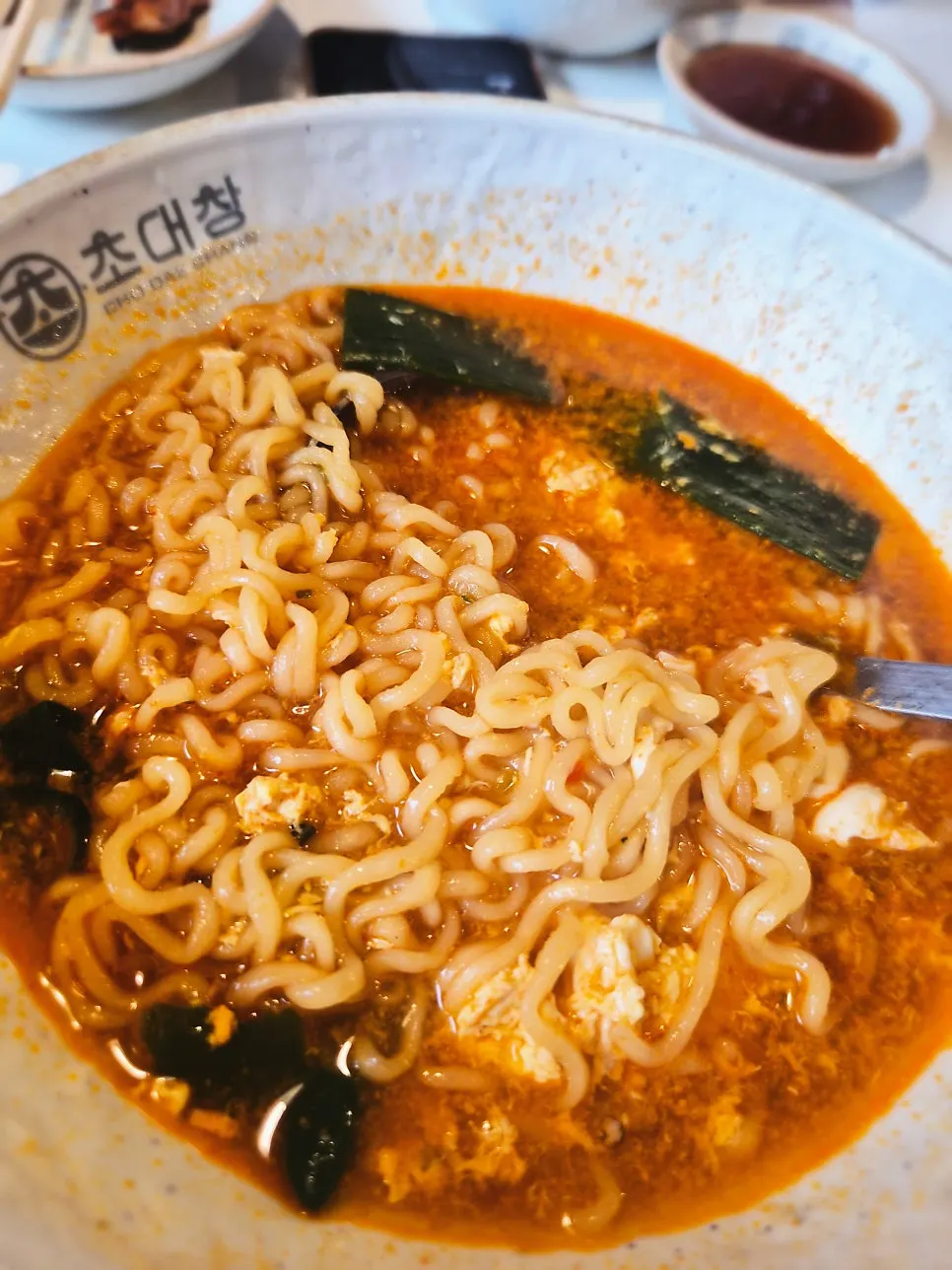 특제소스와 청양고추를 곁들인 대창구이 한 점
