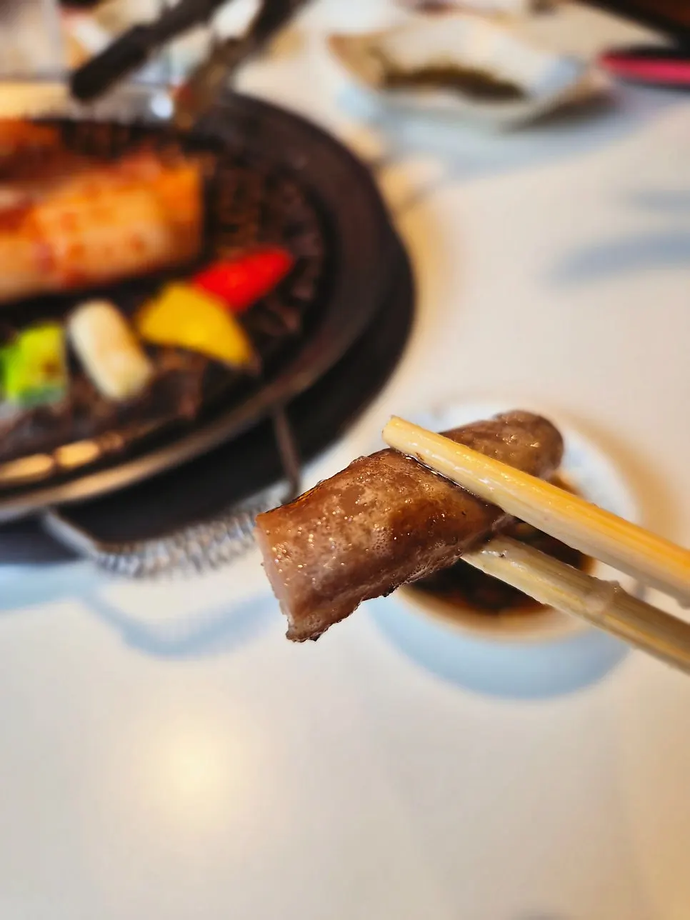 막창구이를 특제소스에 찍은 한입