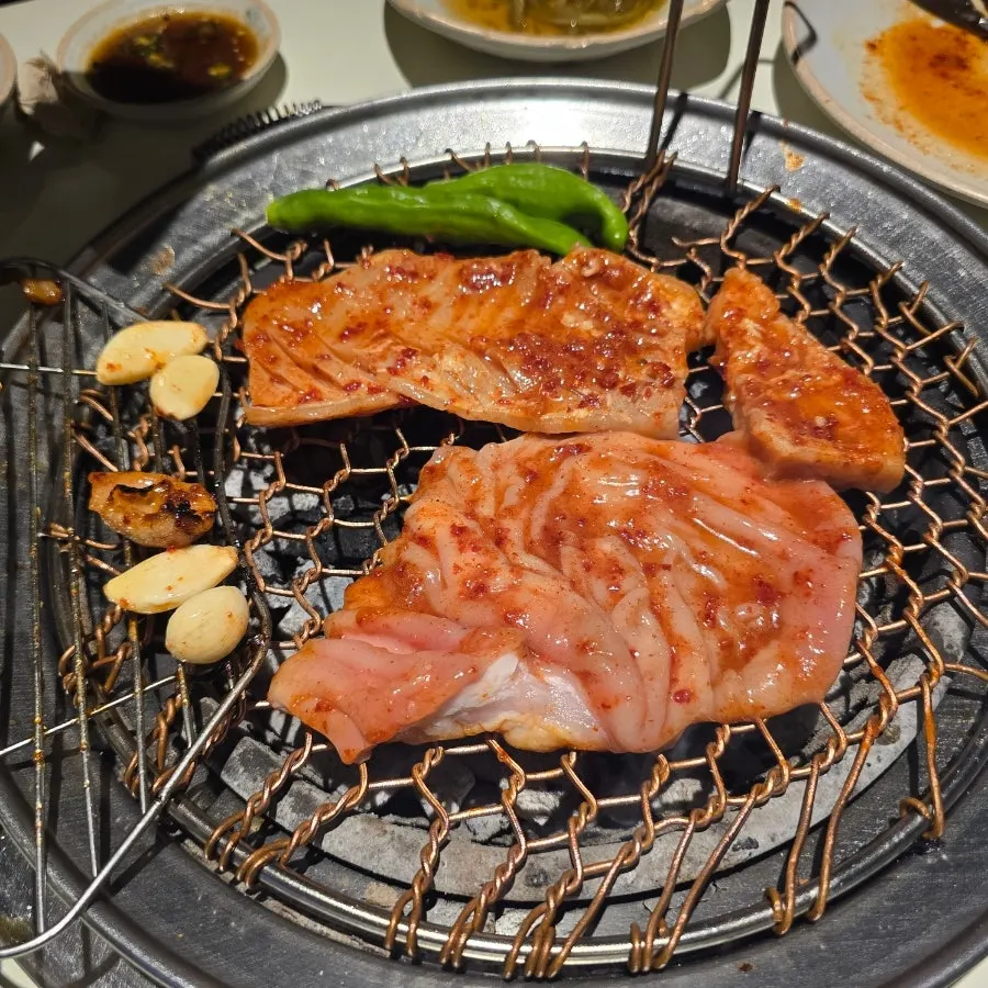 먹기 좋게 잘린 구이 한 점