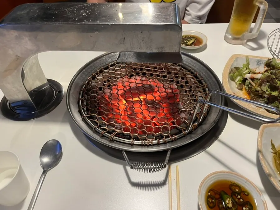 직원이 불판에서 구워주는 대창
