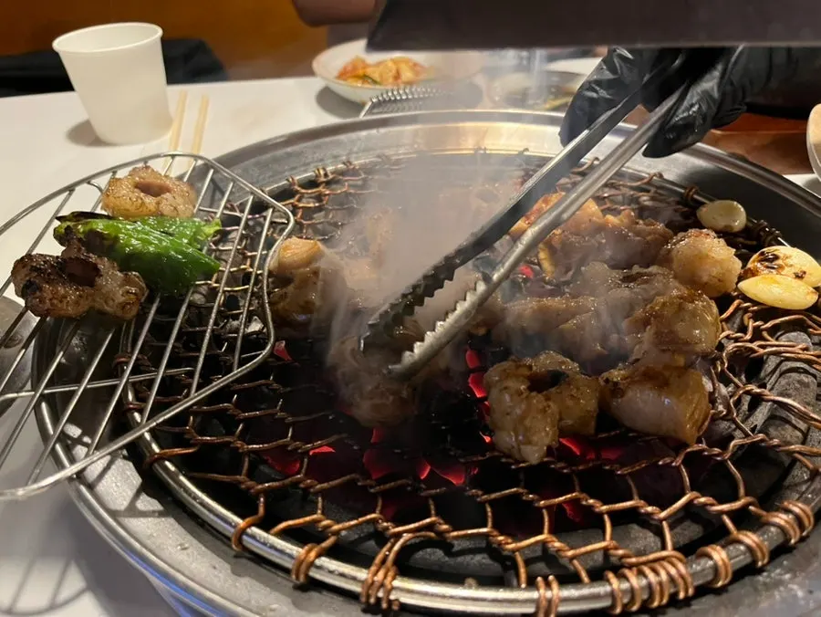 노릇하게 구워진 대창 한 점