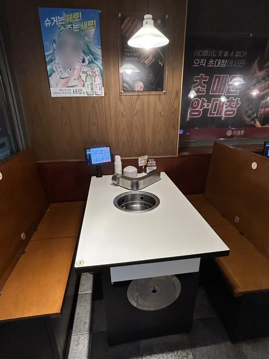 원목 의자로 꾸민 초대창 당산역점 홀 좌석