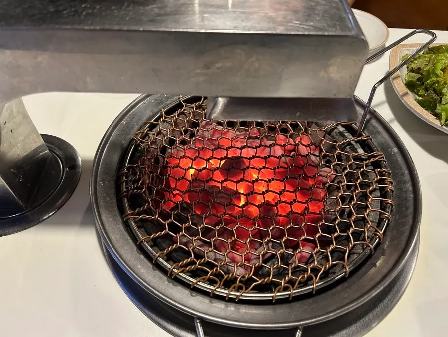 테이블마다 놓인 일회용 수저와 물티슈