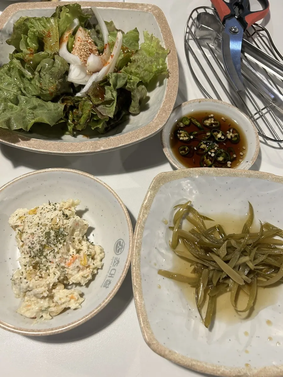 테이블에 세팅된 숯불 화로